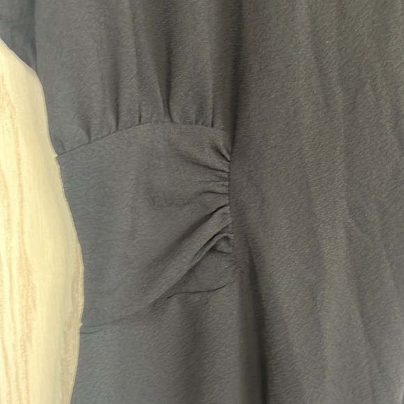 Express Large Black Dress. Knee length with short sleeves - Picture 4 of 11